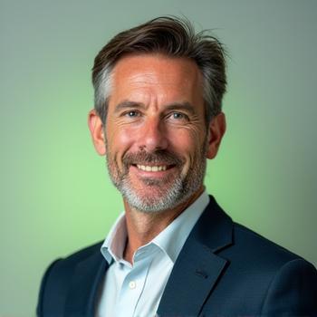 Porträt von Marc Weber, einem Lifestyle Coach mit ruhiger und vertrauenswürdiger Ausstrahlung.